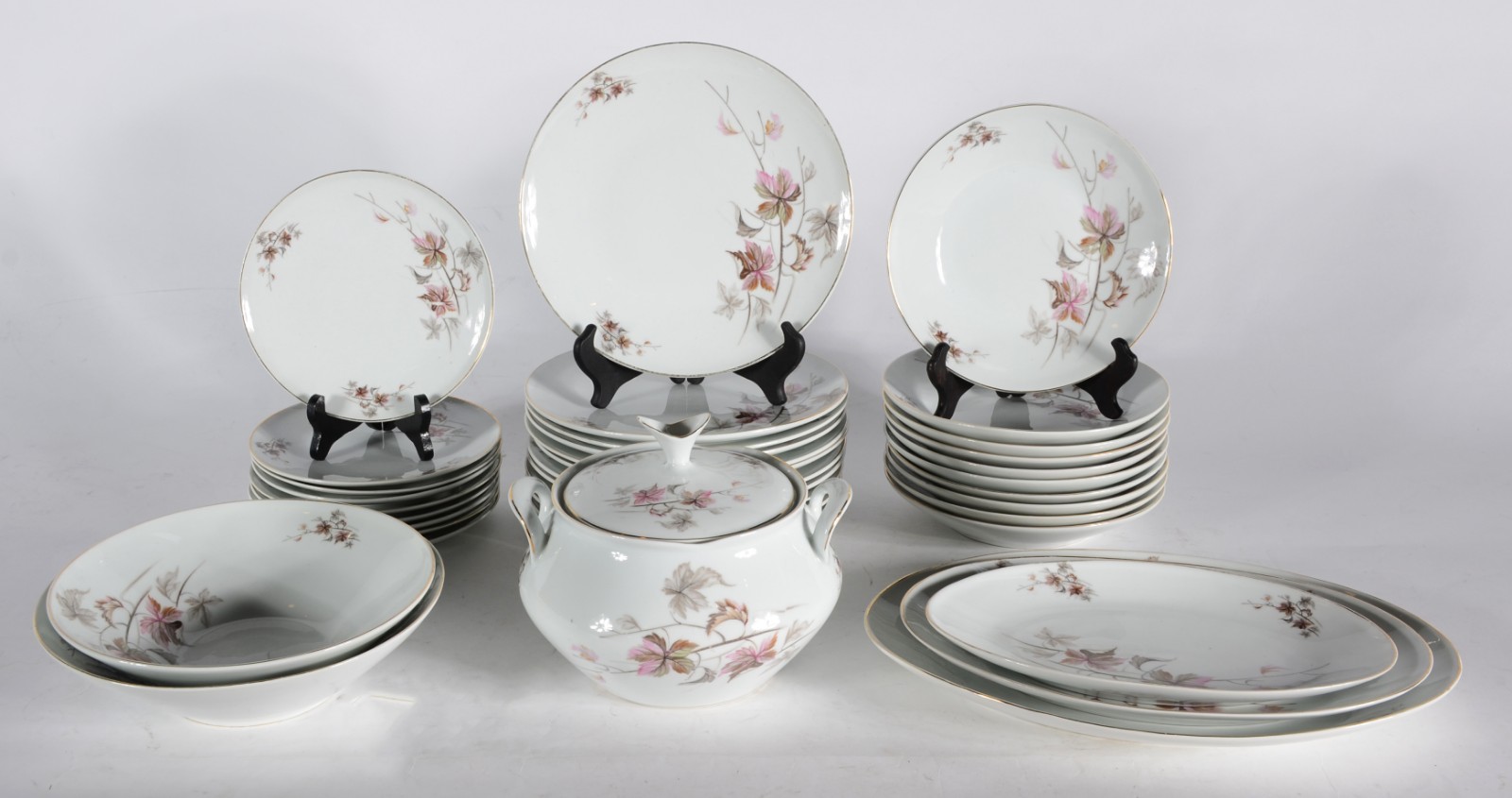 Serviço de jantar de porcelana Steatita na cor branca com flores em... - foto 1 de 6