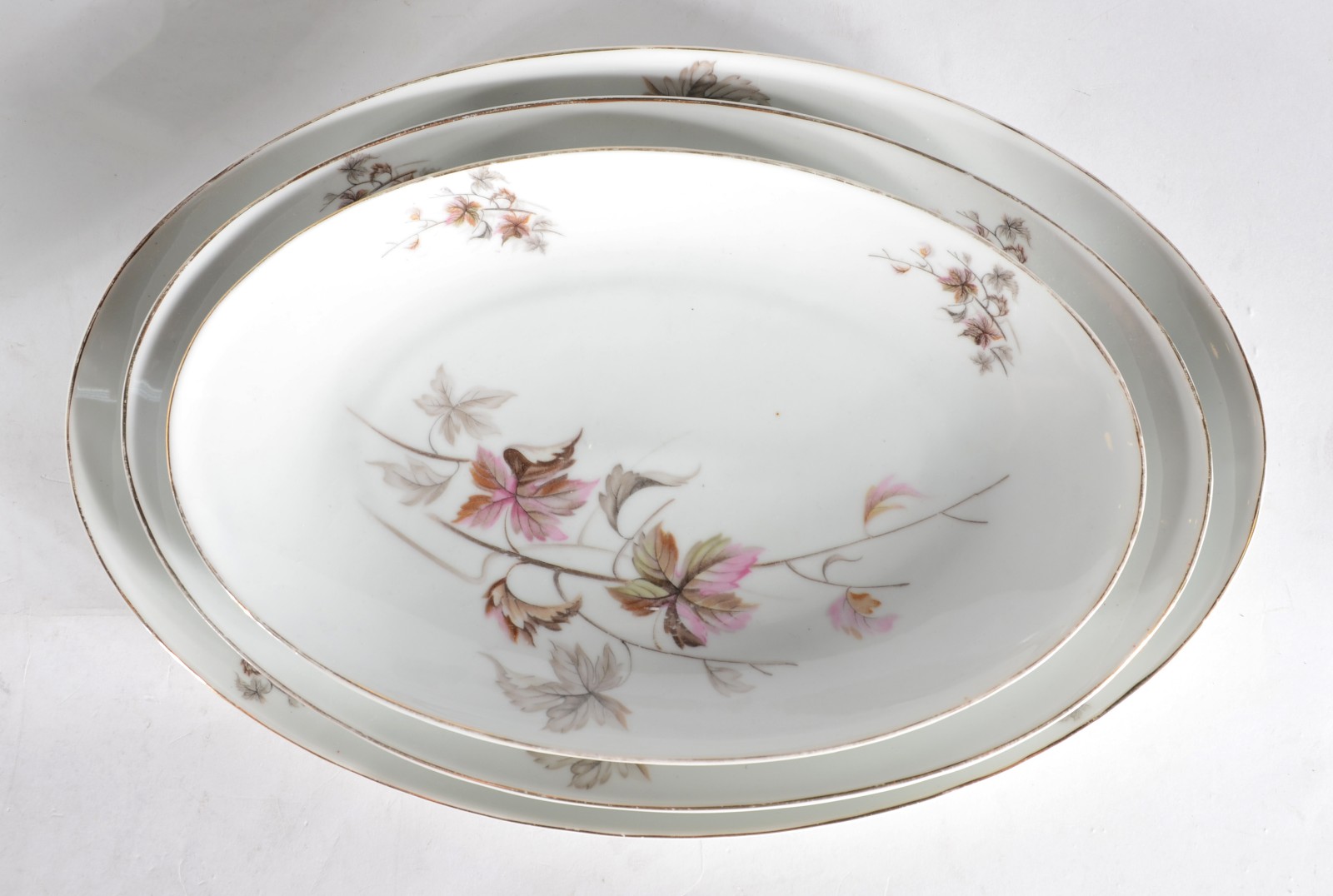 Serviço de jantar de porcelana Steatita na cor branca com flores em... - foto 3 de 6