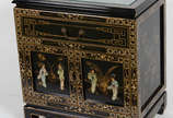 Mini cômoda oriental  de lacca negra com figura... - Mini cômoda oriental  de lacca negra com figuras de gueixas, com uma gaveta e duas pequenas portas.