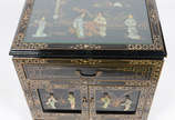 Mini cômoda oriental  de lacca negra com figura... - Mini cômoda oriental  de lacca negra com figuras de gueixas, com uma gaveta e duas pequenas portas.