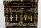 Mini cômoda oriental  de lacca negra com figura... - Mini cômoda oriental  de lacca negra com figuras de gueixas, com uma gaveta e duas pequenas portas.