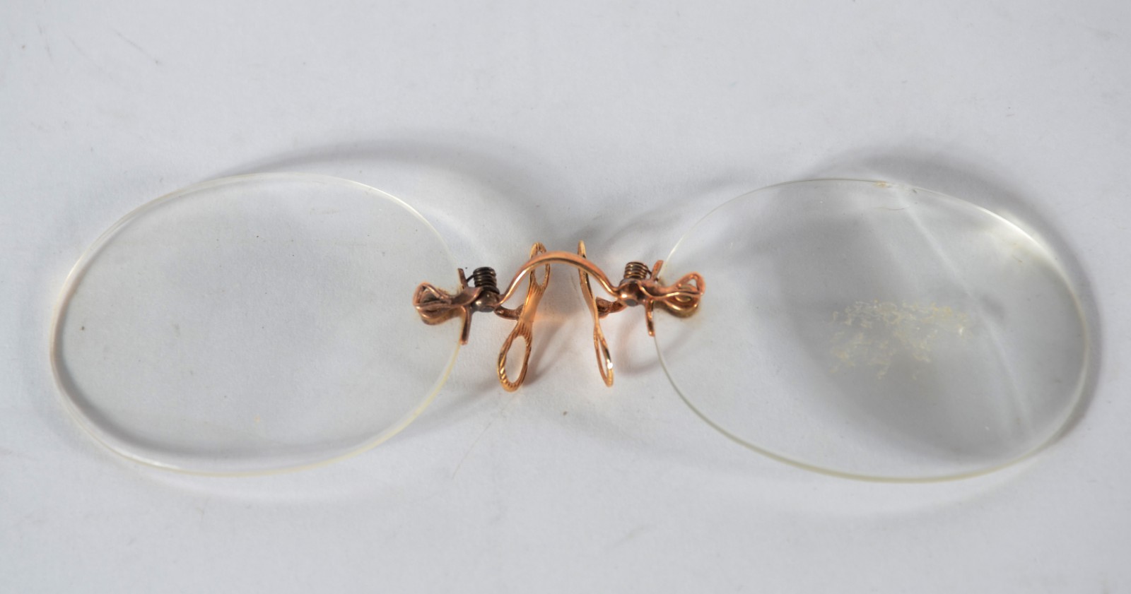 Três peças, sendo: dois pince nez e uma piteira de âmbar com detalhes... - foto 3 de 7