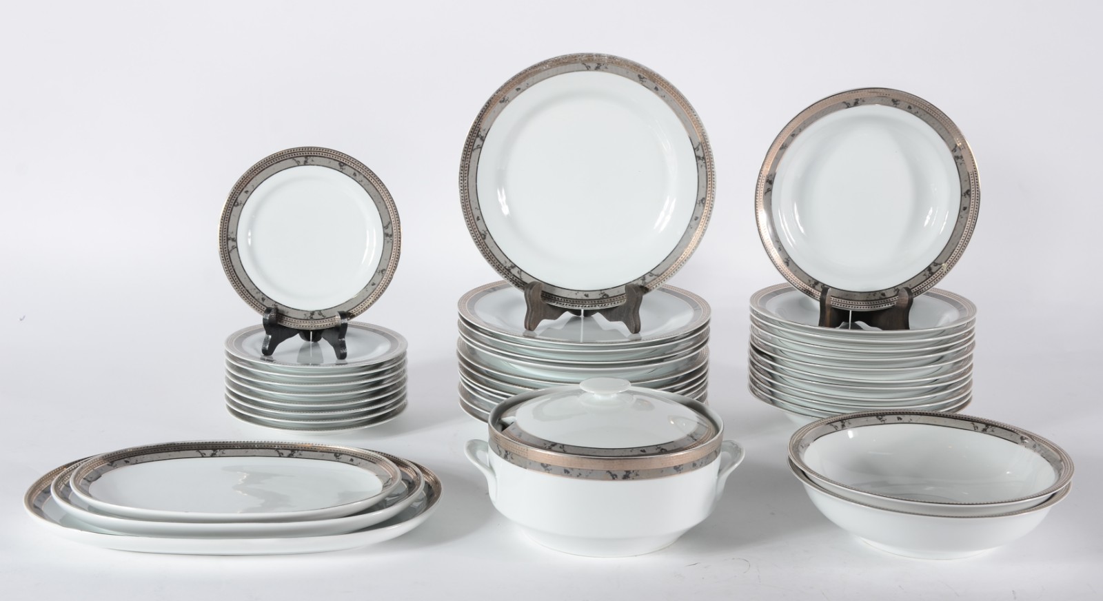 Serviço de jantar de porcelana Schmidt, composto de: 12 pratos rasos... - foto 1 de 8