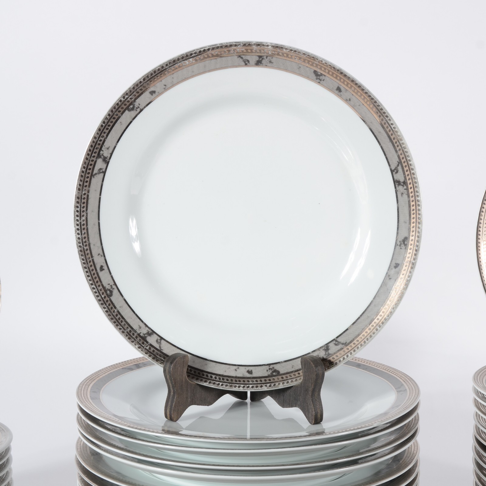 Serviço de jantar de porcelana Schmidt, composto de: 12 pratos rasos... - foto 2 de 8