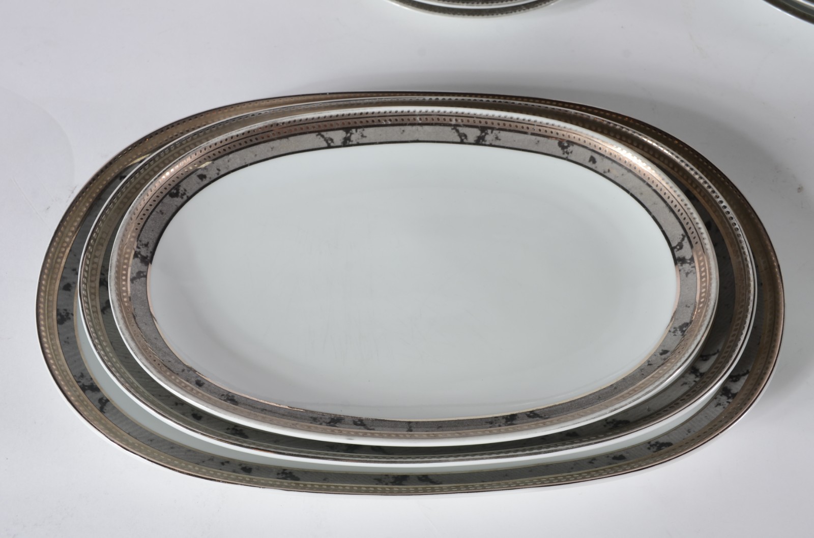 Serviço de jantar de porcelana Schmidt, composto de: 12 pratos rasos... - foto 3 de 8