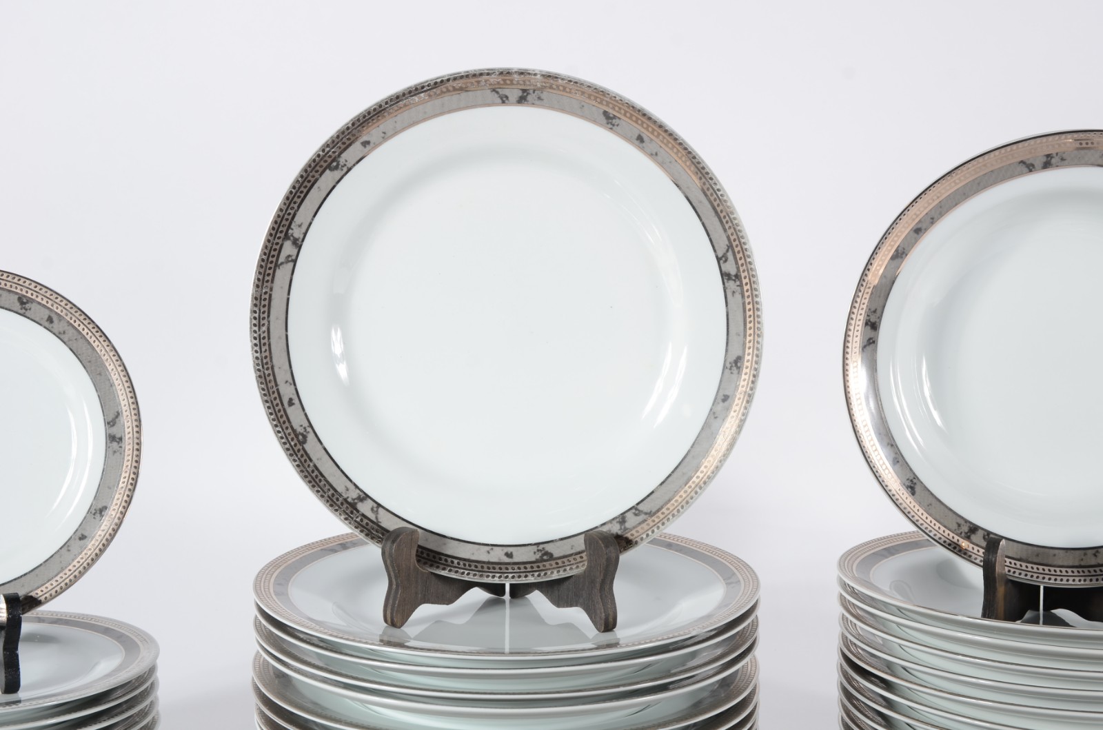 Serviço de jantar de porcelana Schmidt, composto de: 12 pratos rasos... - foto 5 de 8