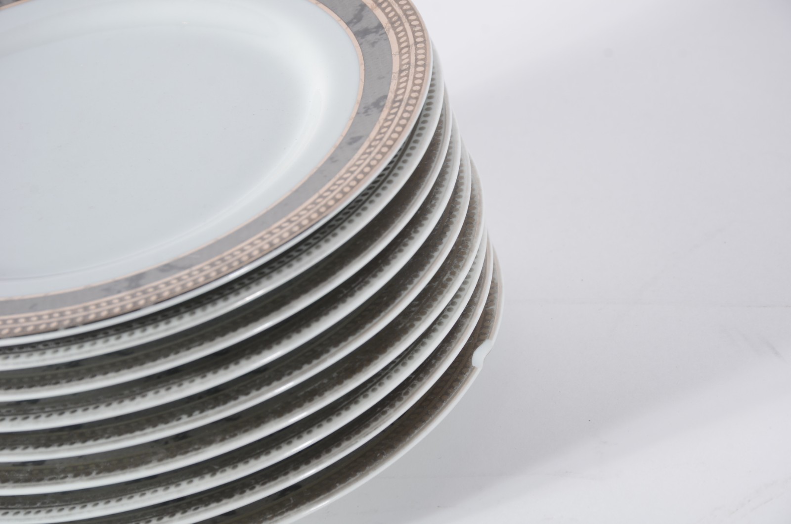 Serviço de jantar de porcelana Schmidt, composto de: 12 pratos rasos... - foto 6 de 8