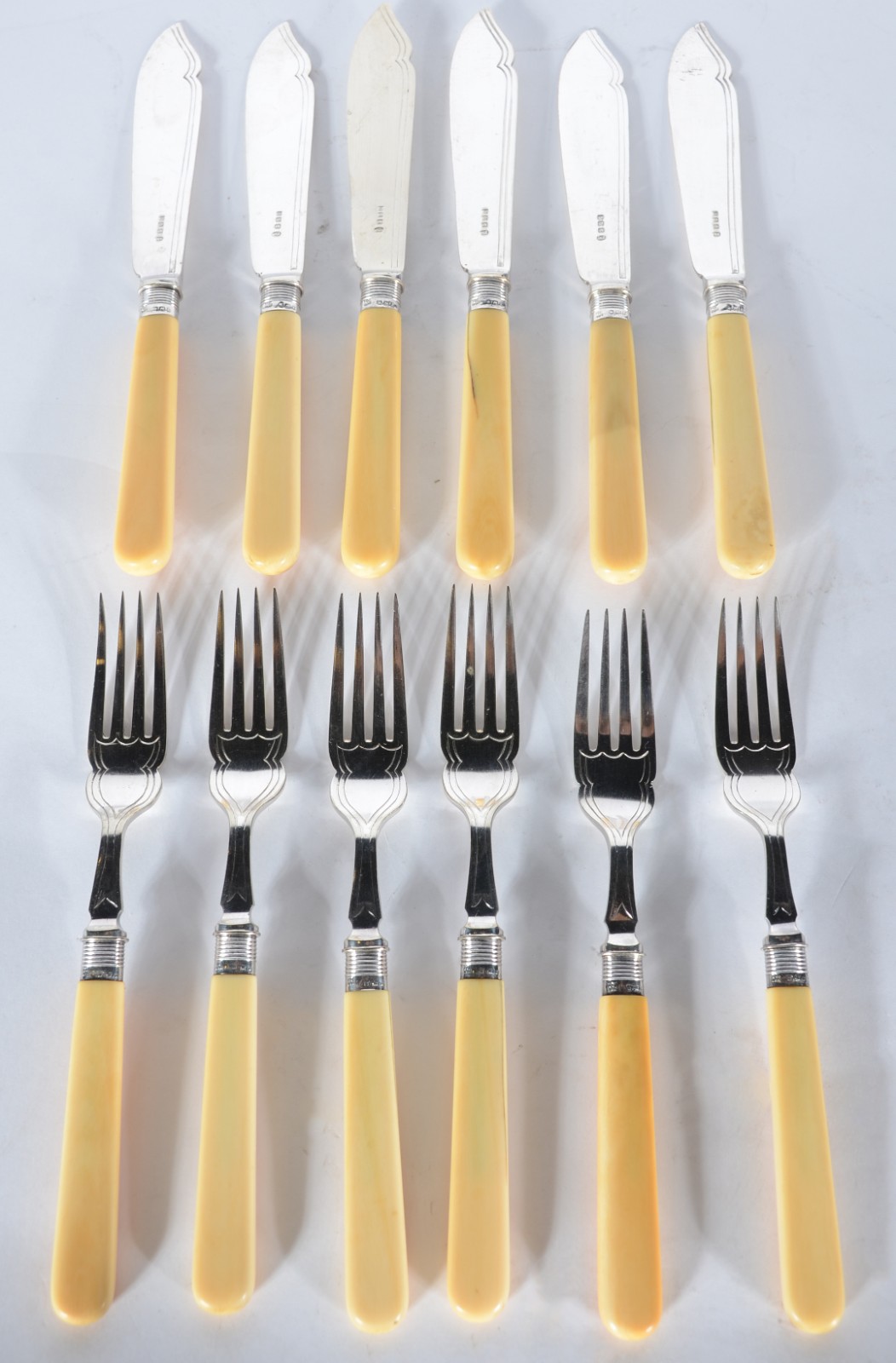 Conjunto de talheres para peixe composto de: 6 garfos e 6 facas de... - foto 1 de 6