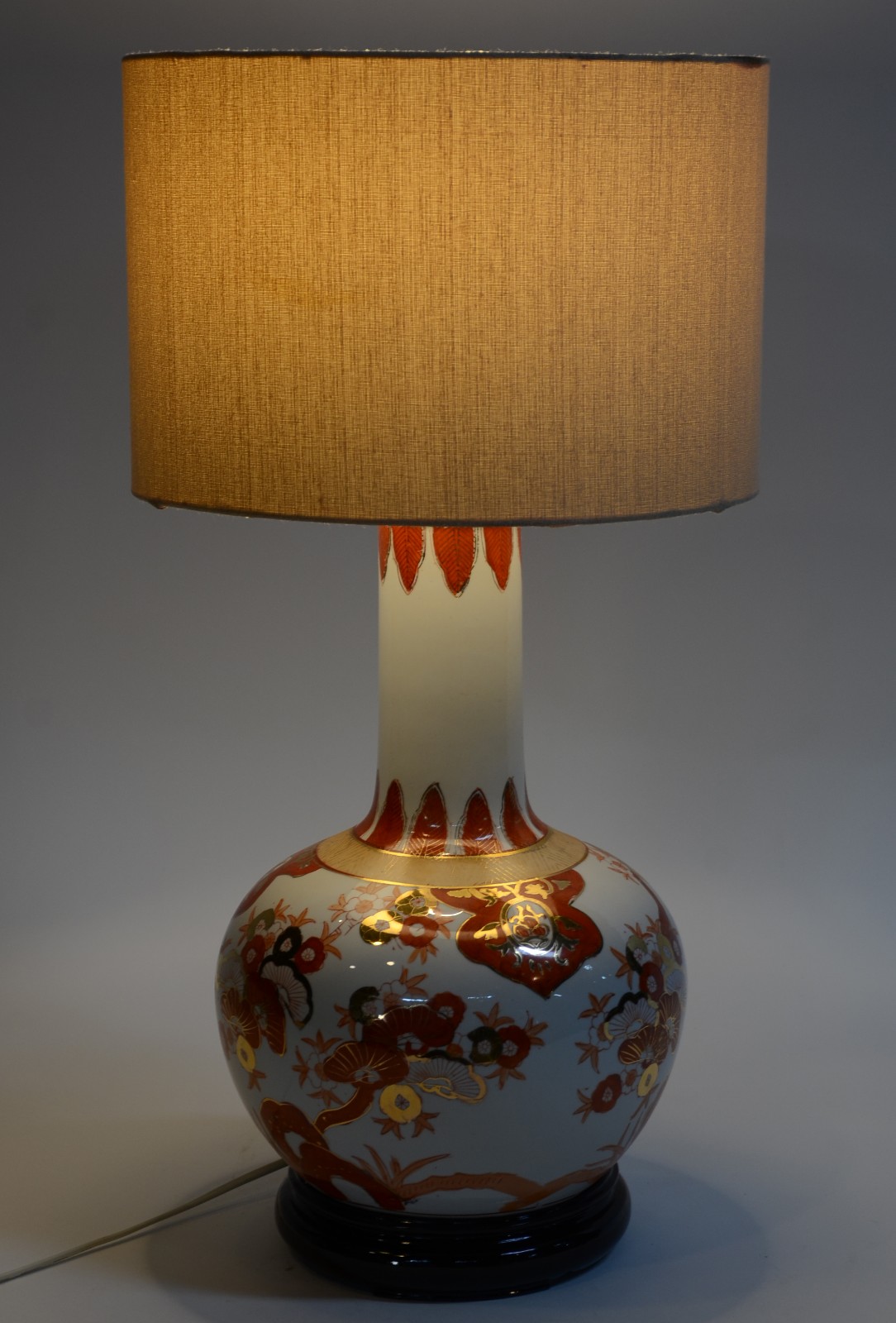 Abatjour de porcelana oriental com guirlandas douradas e rouge fer... - foto 2 de 4