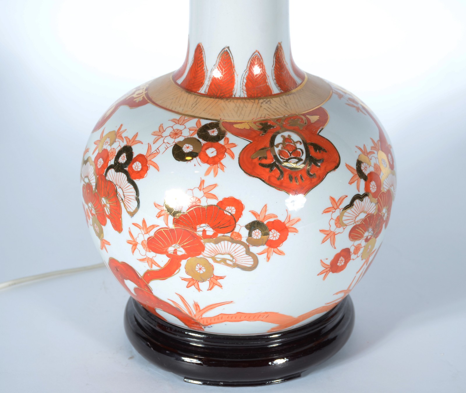 Abatjour de porcelana oriental com guirlandas douradas e rouge fer... - foto 3 de 4
