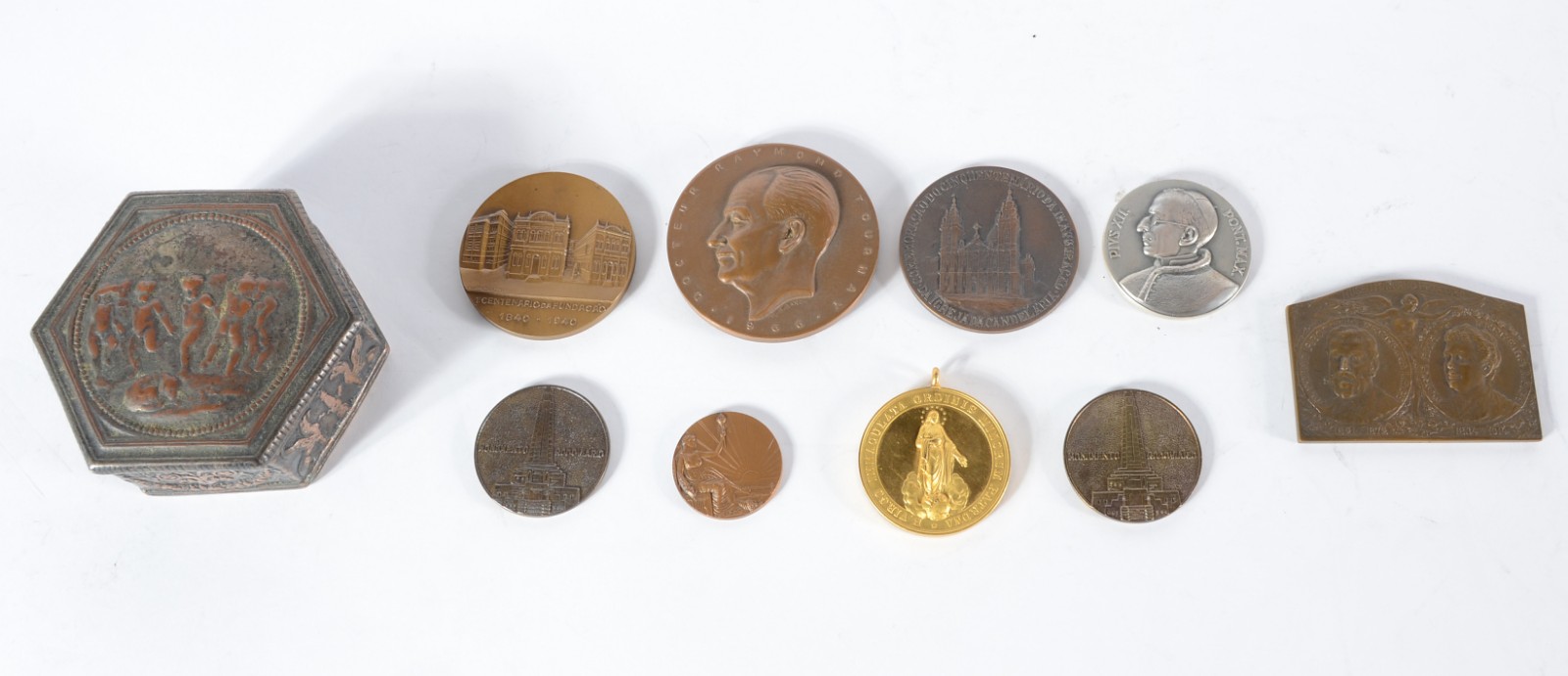 Diversas peças de metal e bronze, sendo: 9 placas e uma caixa... - foto 1 de 4