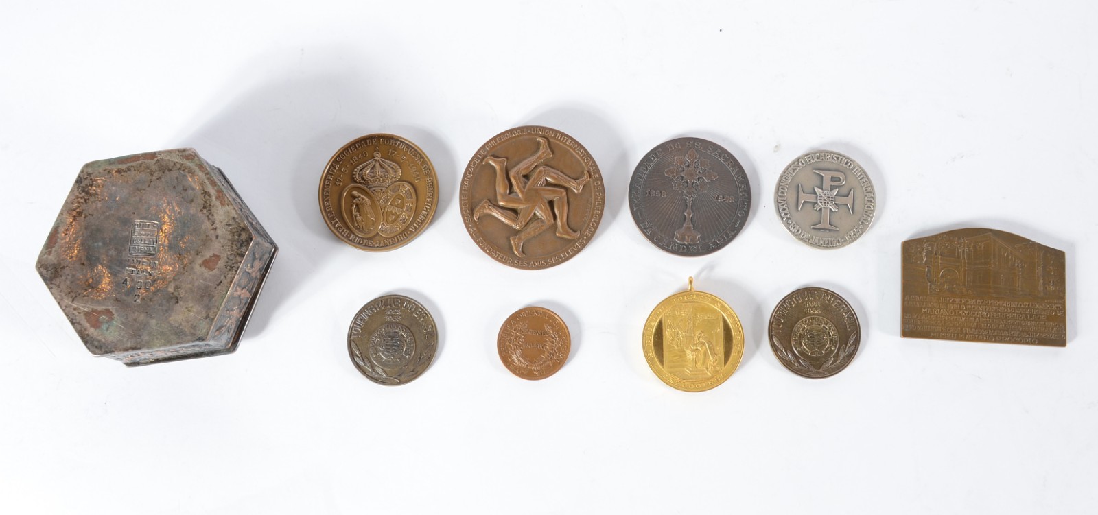 Diversas peças de metal e bronze, sendo: 9 placas e uma caixa... - foto 2 de 4