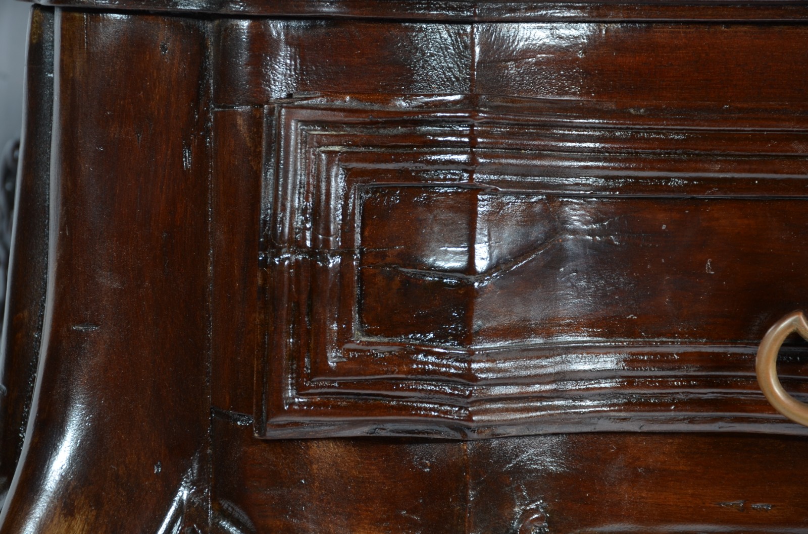 Mesa de encostar de madeira nobre, estilo Dom José, duas gavetas com... - foto 5 de 8