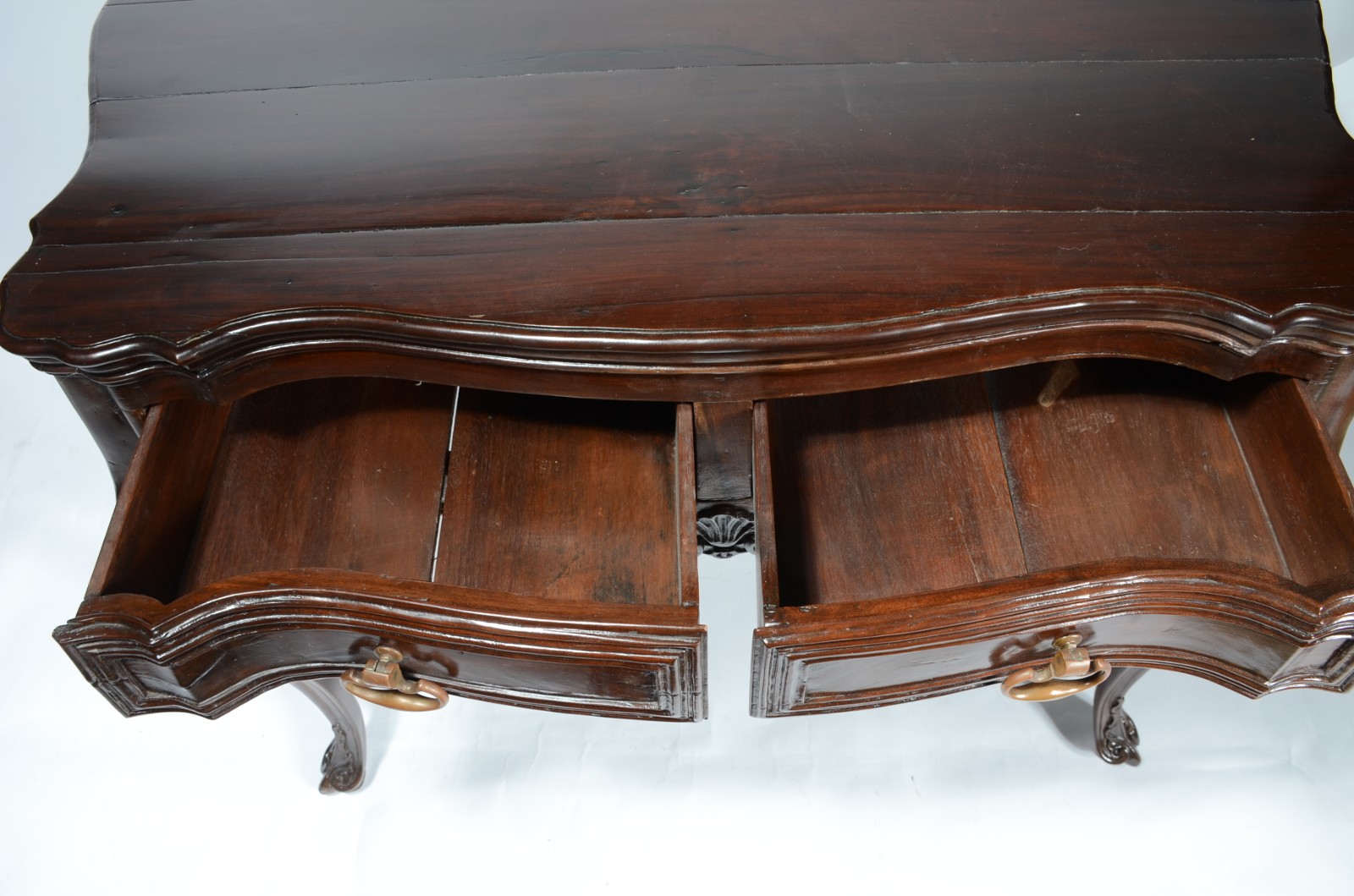 Mesa de encostar de madeira nobre, estilo Dom José, duas gavetas com... - foto 6 de 8