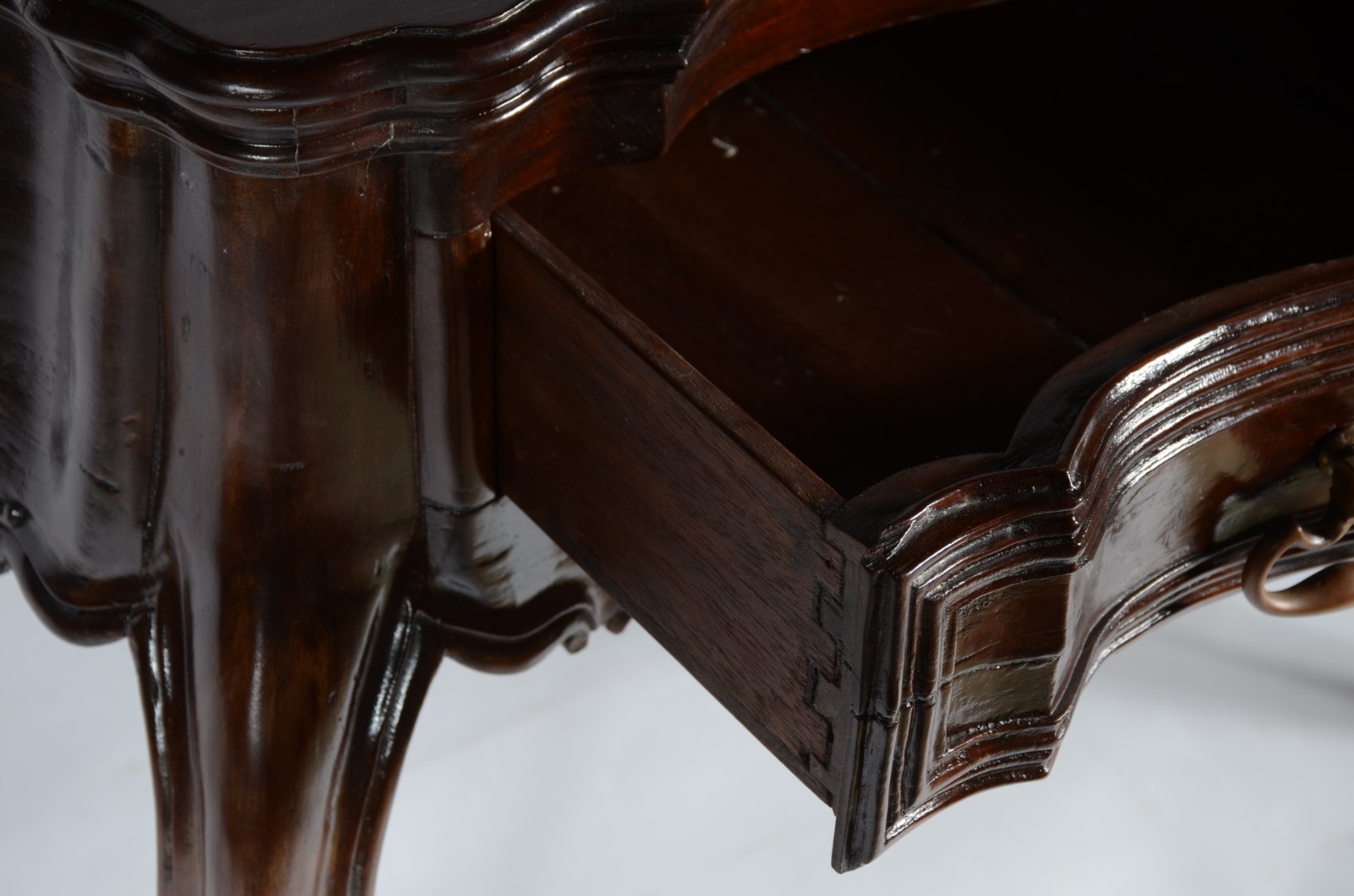 Mesa de encostar de madeira nobre, estilo Dom José, duas gavetas com... - foto 8 de 8