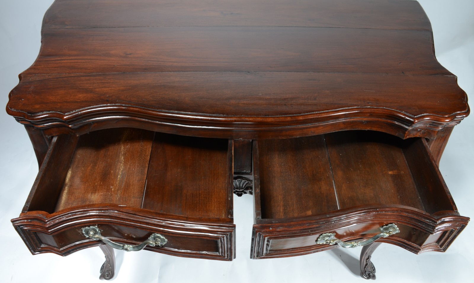 Mesa de encostar de madeira nobre, estilo Dom José, duas gavetas com... - foto 6 de 9