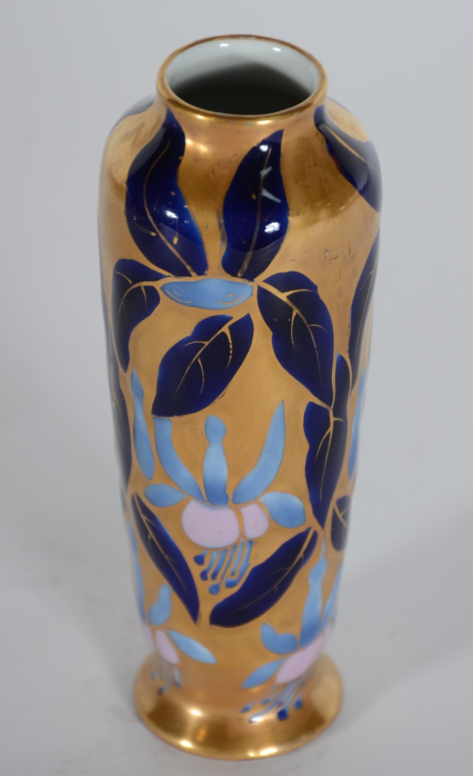 Pequeno vaso de porcelana francesa dourada com folhas azuis. Mínimos... - foto 2 de 3