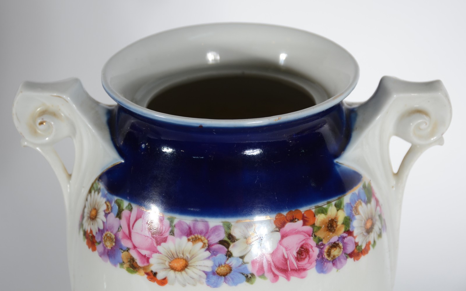 Vaso com alças de porcelana, base e borda com tarja azul cobalto e... - foto 2 de 4