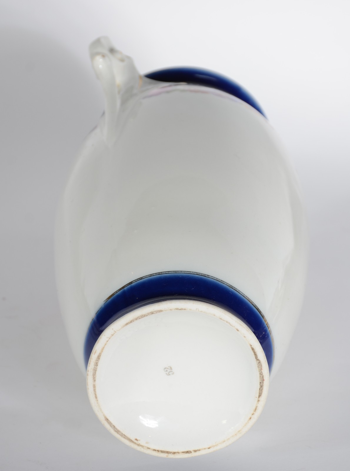 Vaso com alças de porcelana, base e borda com tarja azul cobalto e... - foto 3 de 4