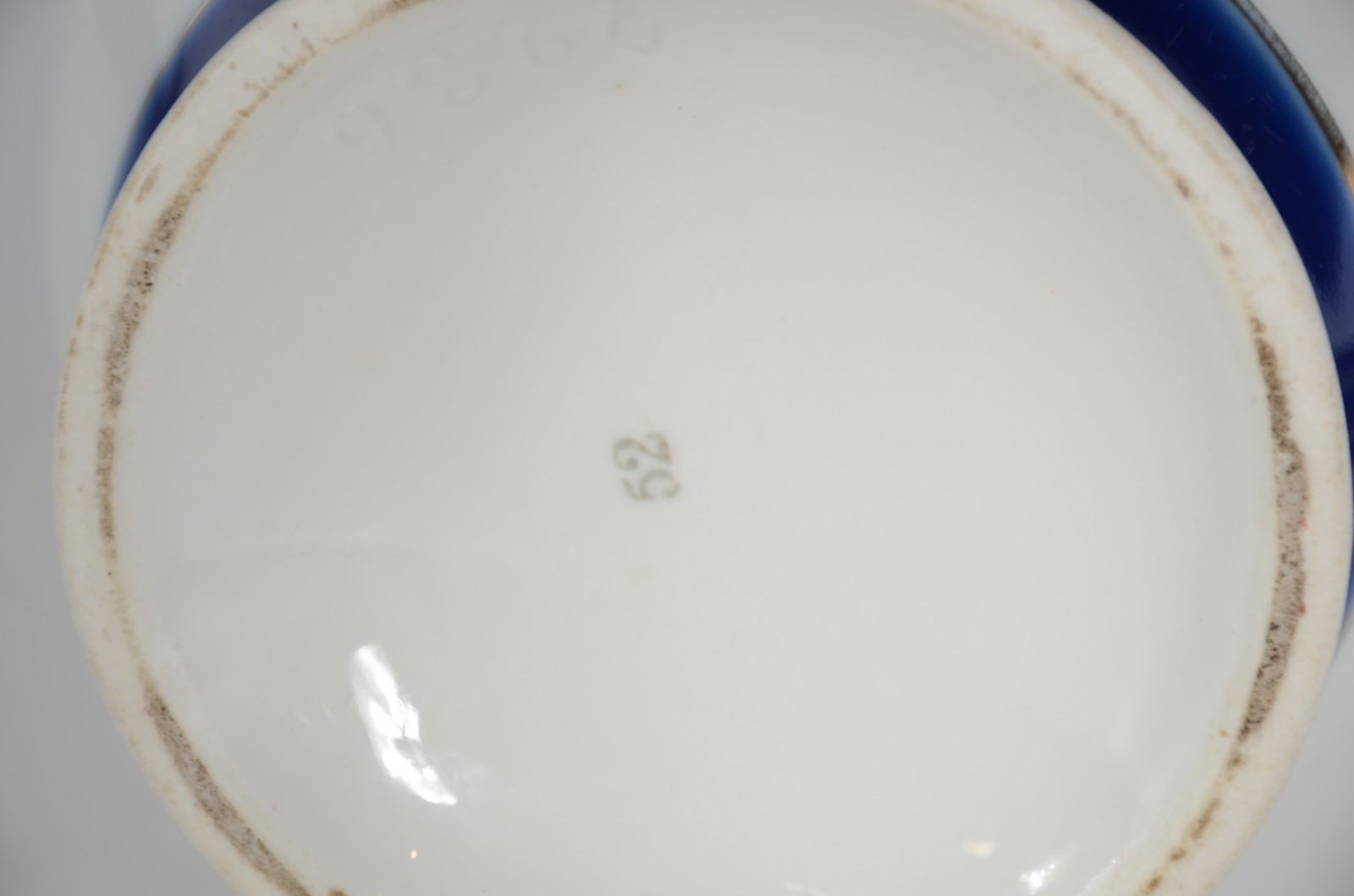 Vaso com alças de porcelana, base e borda com tarja azul cobalto e... - foto 4 de 4