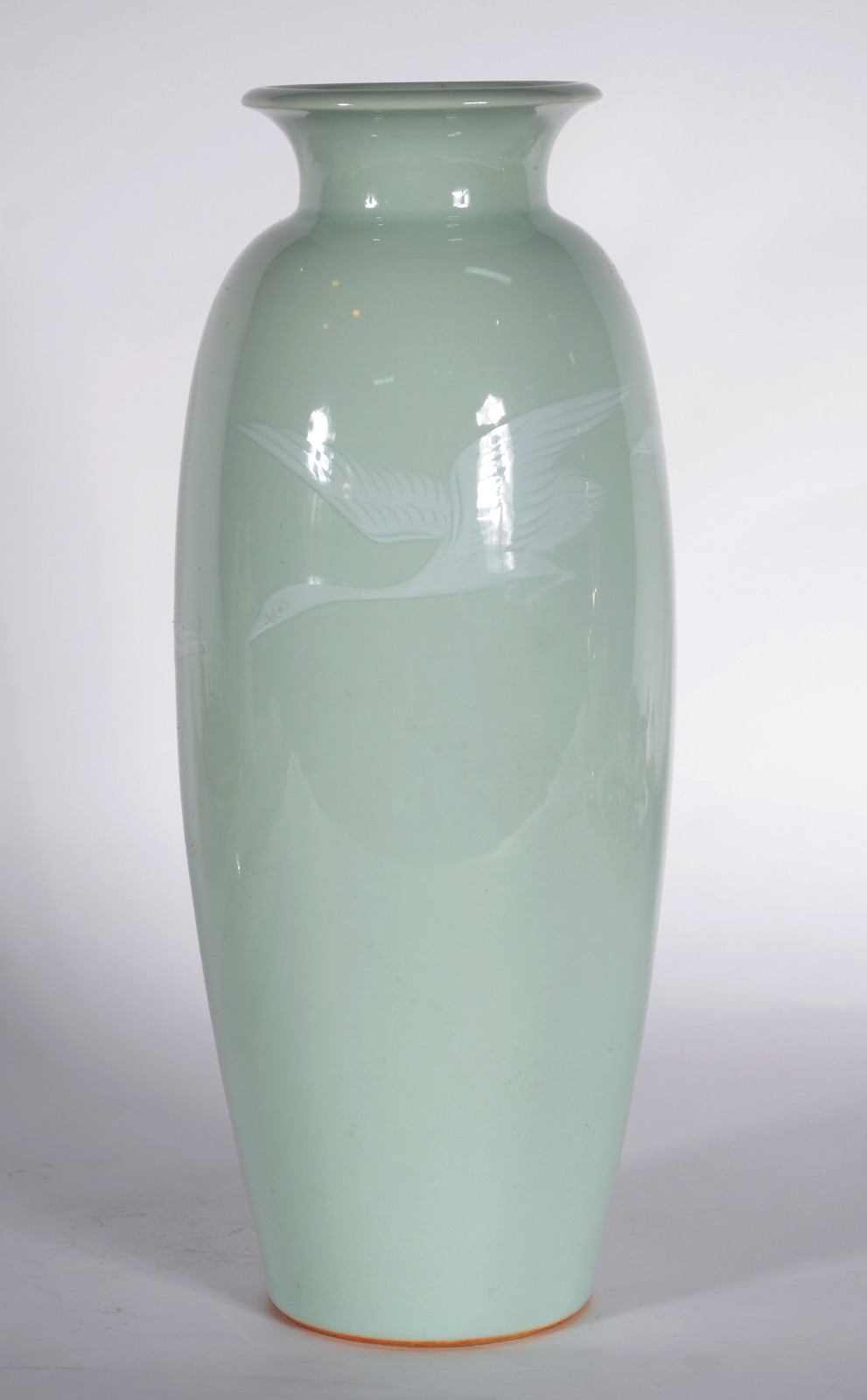 Vaso de porcelana esverdeada com águias brancas. - foto 1 de 4