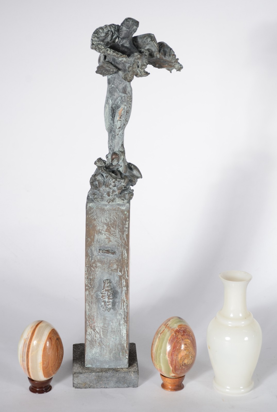 Diversas peças, sendo: 2 "ovos" decorativos de pedra onix com base de... - foto 1 de 5