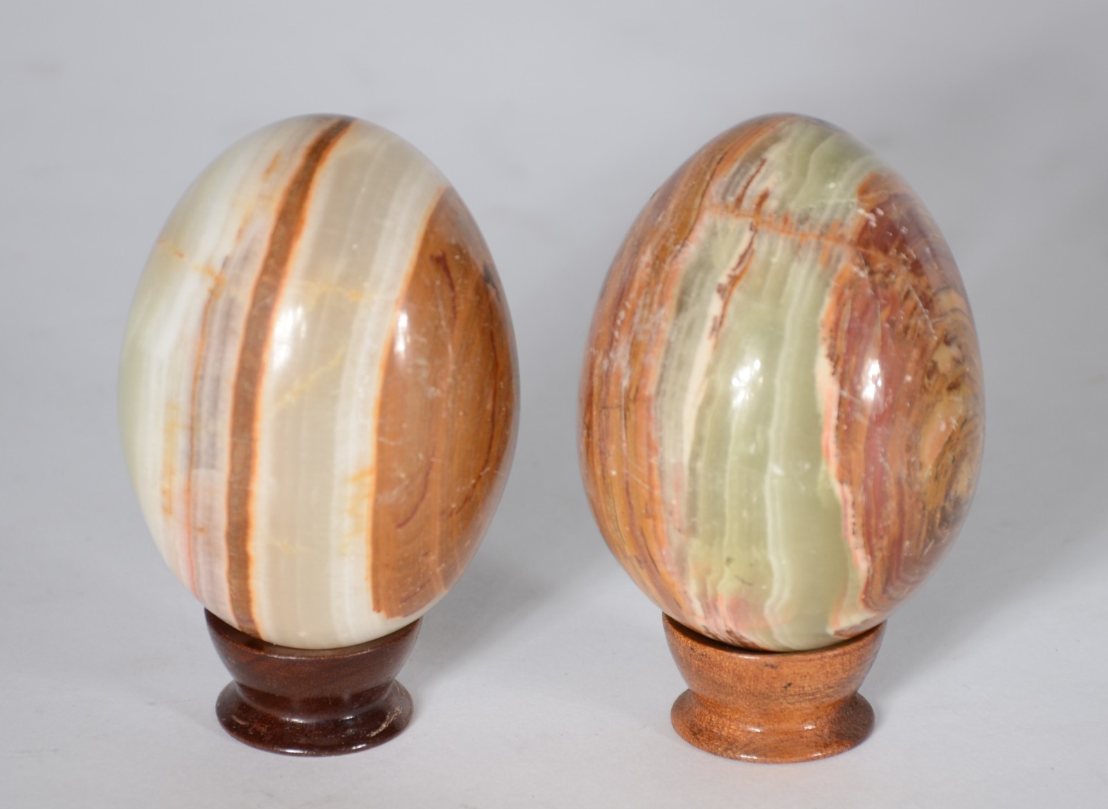 Diversas peças, sendo: 2 "ovos" decorativos de pedra onix com base de... - foto 2 de 5