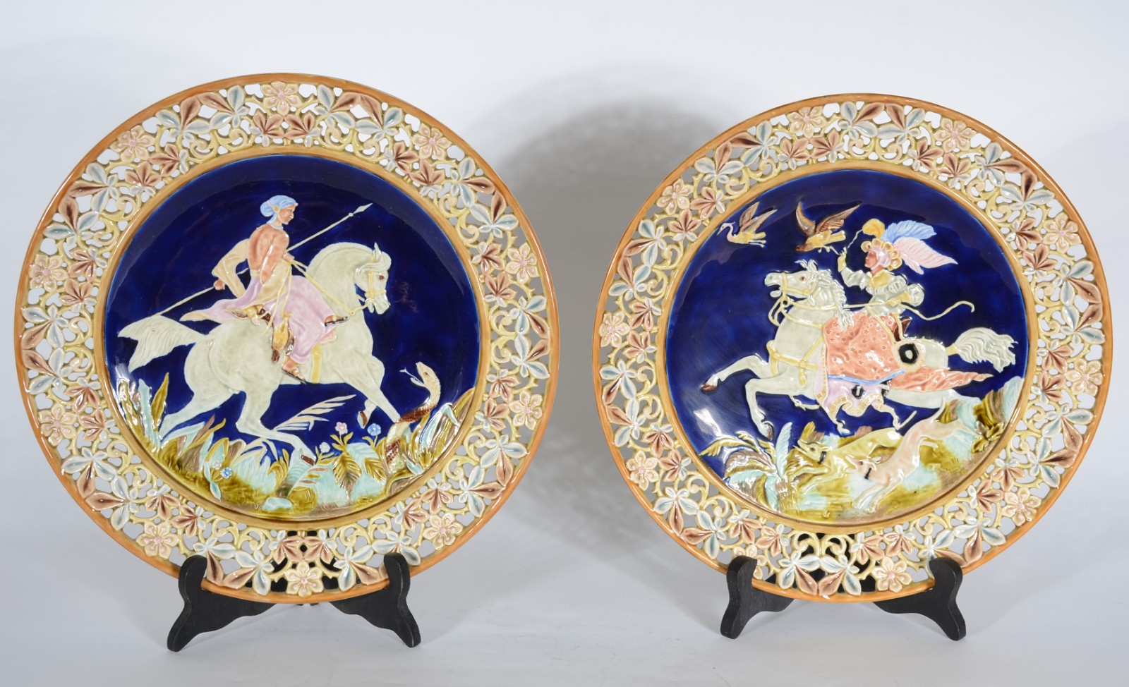 Par de medalhões de cerâmica austríaca majolica - Josef Steidl... - foto 1 de 6