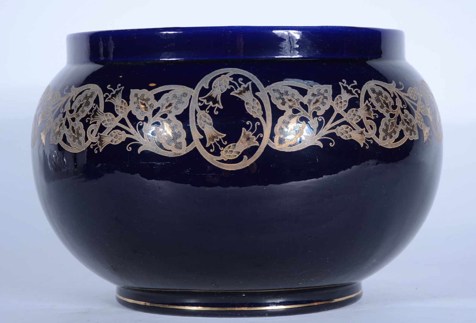Cachepot de faiança azul cobalto com guirlandas florais, interior na... - foto 2 de 7
