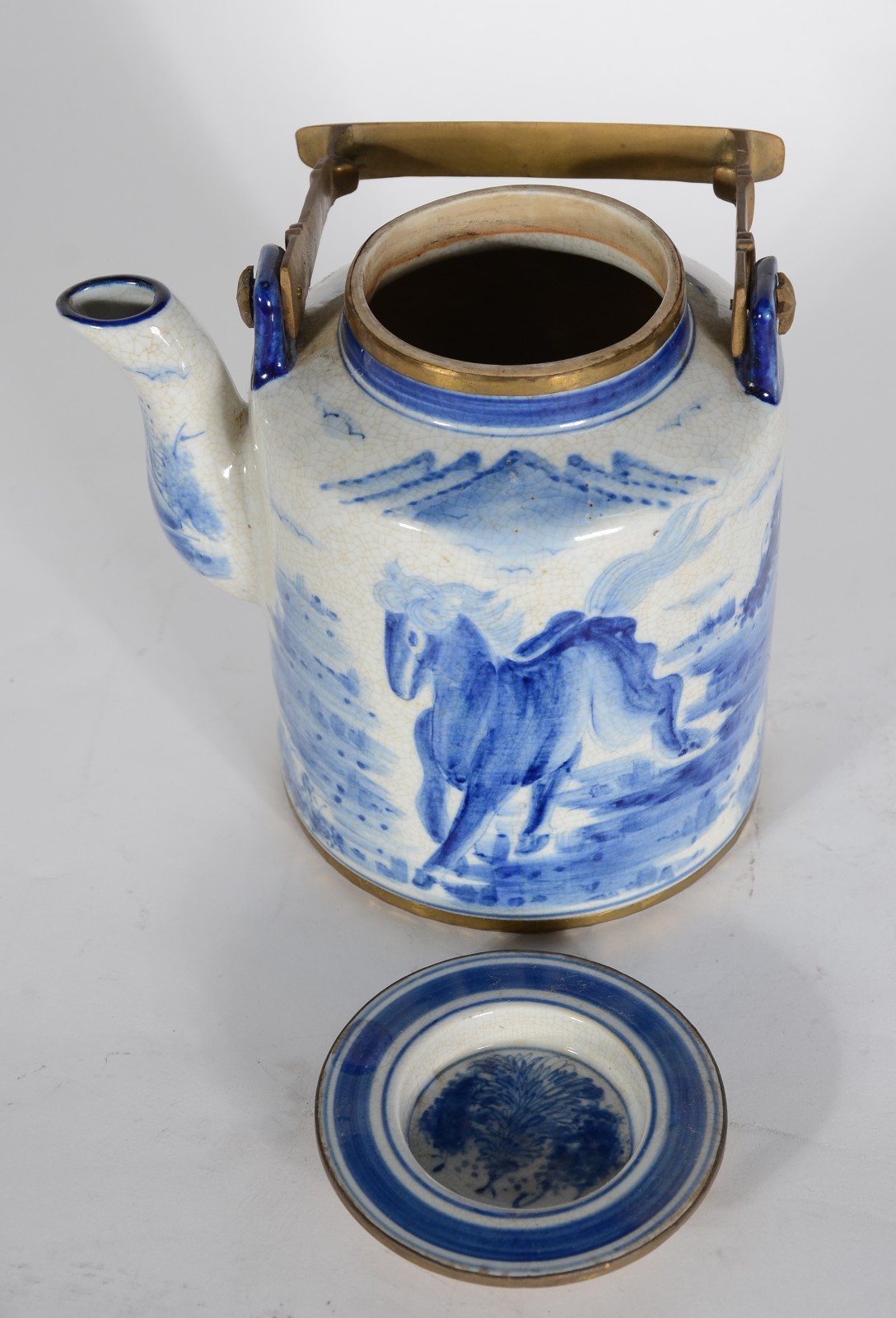 "Bule de chá em porcelana chinesa de formato cilíndrico, decorado em... - foto 3 de 5