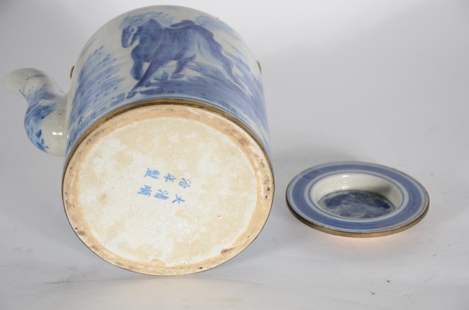 "Bule de chá em porcelana chinesa de formato cilíndrico, decorado em... - foto 4 de 5