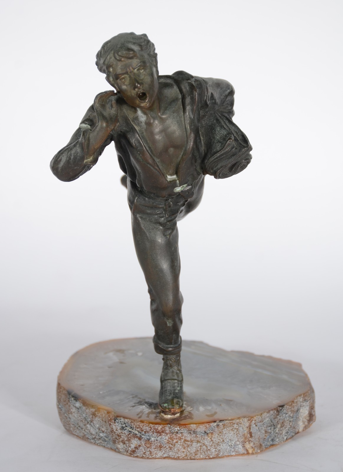 Estatueta de bronze representando pequeno jornaleiro, base de pedra. - foto 1 de 6
