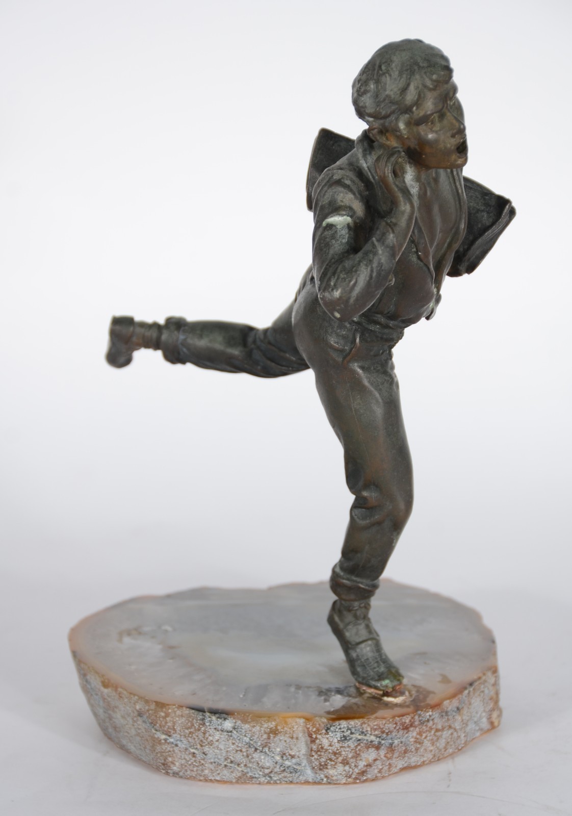 Estatueta de bronze representando pequeno jornaleiro, base de pedra. - foto 2 de 6