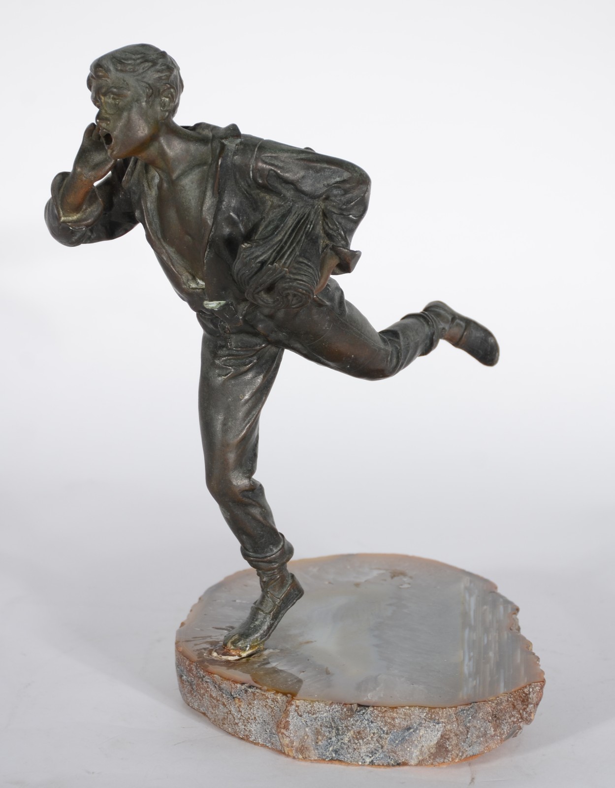 Estatueta de bronze representando pequeno jornaleiro, base de pedra. - foto 4 de 6
