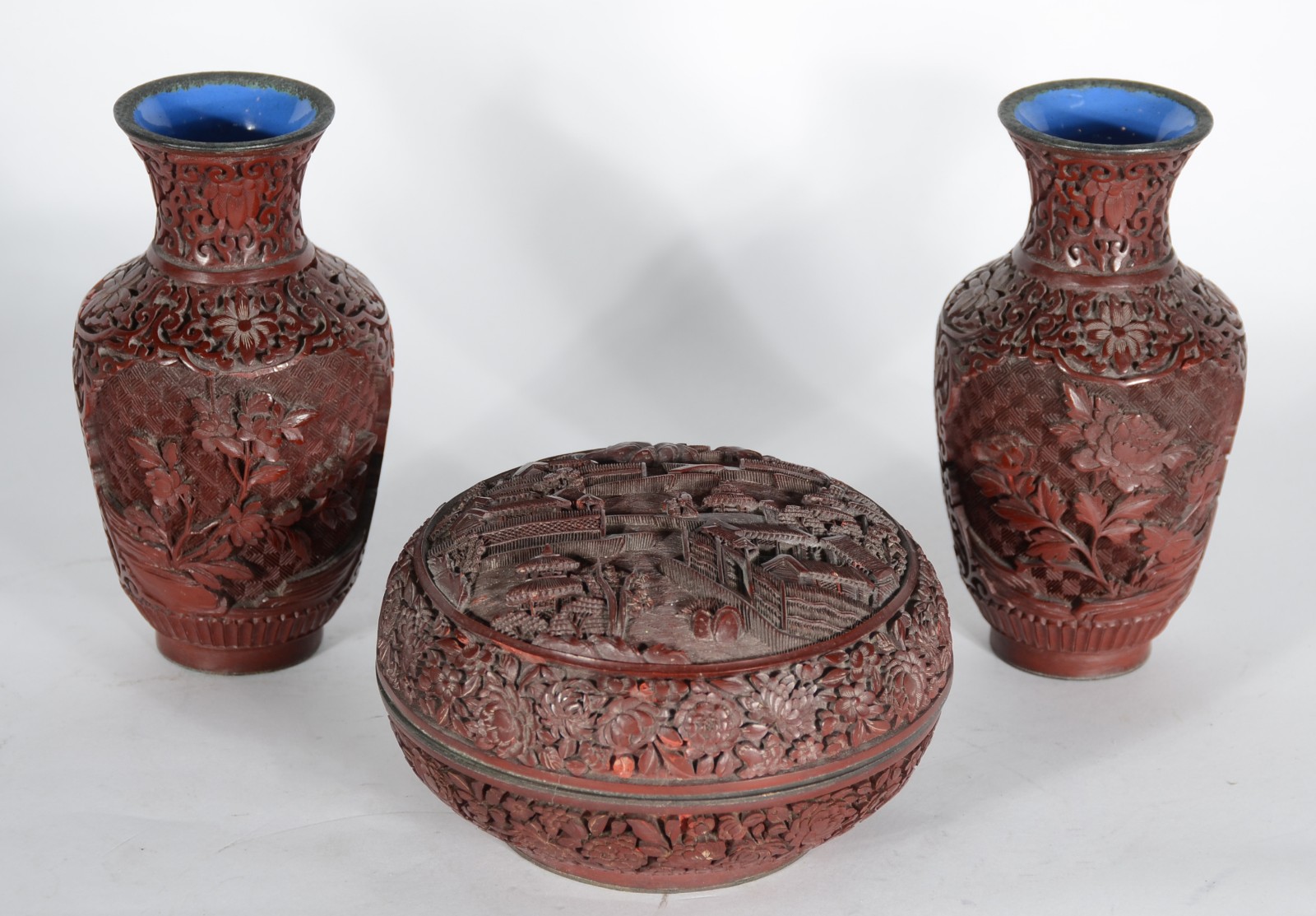 Três peças de lacca chinesa trabalhada em relevo, sendo: par de vasos... - foto 1 de 7