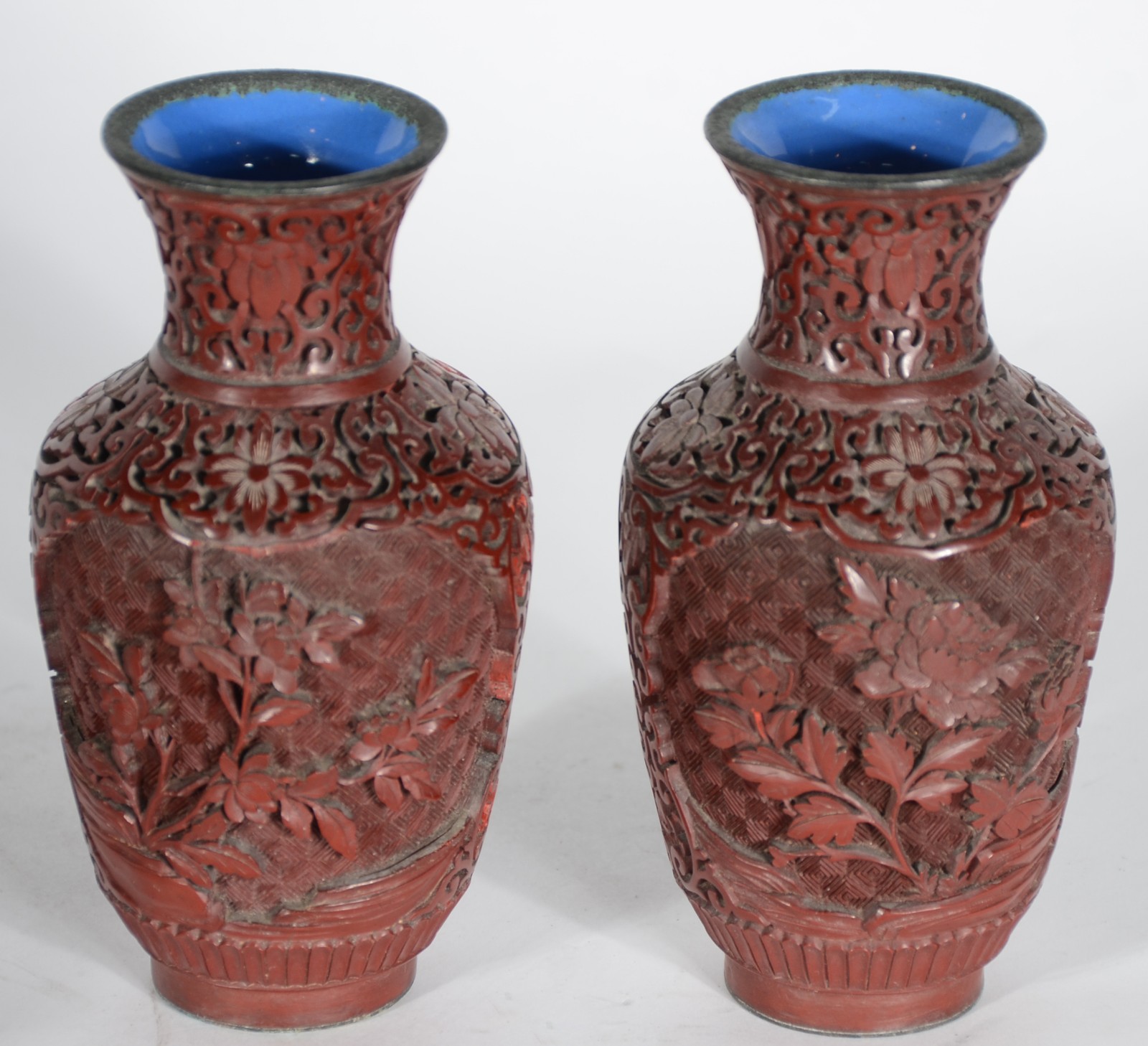 Três peças de lacca chinesa trabalhada em relevo, sendo: par de vasos... - foto 2 de 7