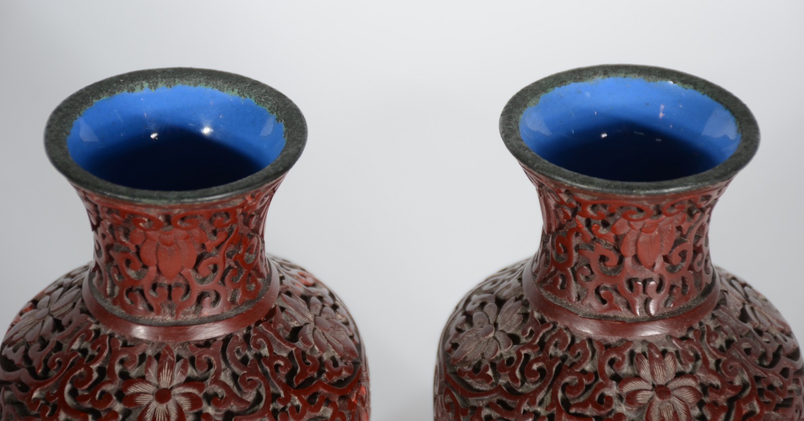 Três peças de lacca chinesa trabalhada em relevo, sendo: par de vasos... - foto 3 de 7