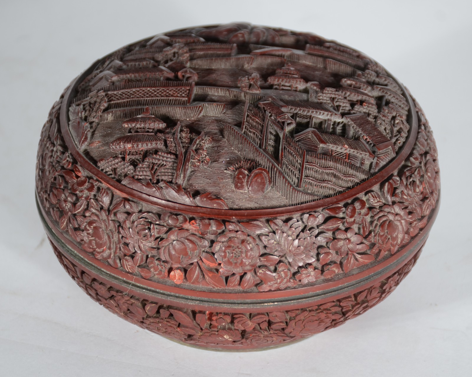 Três peças de lacca chinesa trabalhada em relevo, sendo: par de vasos... - foto 4 de 7