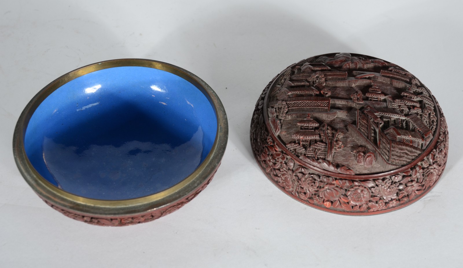 Três peças de lacca chinesa trabalhada em relevo, sendo: par de vasos... - foto 5 de 7