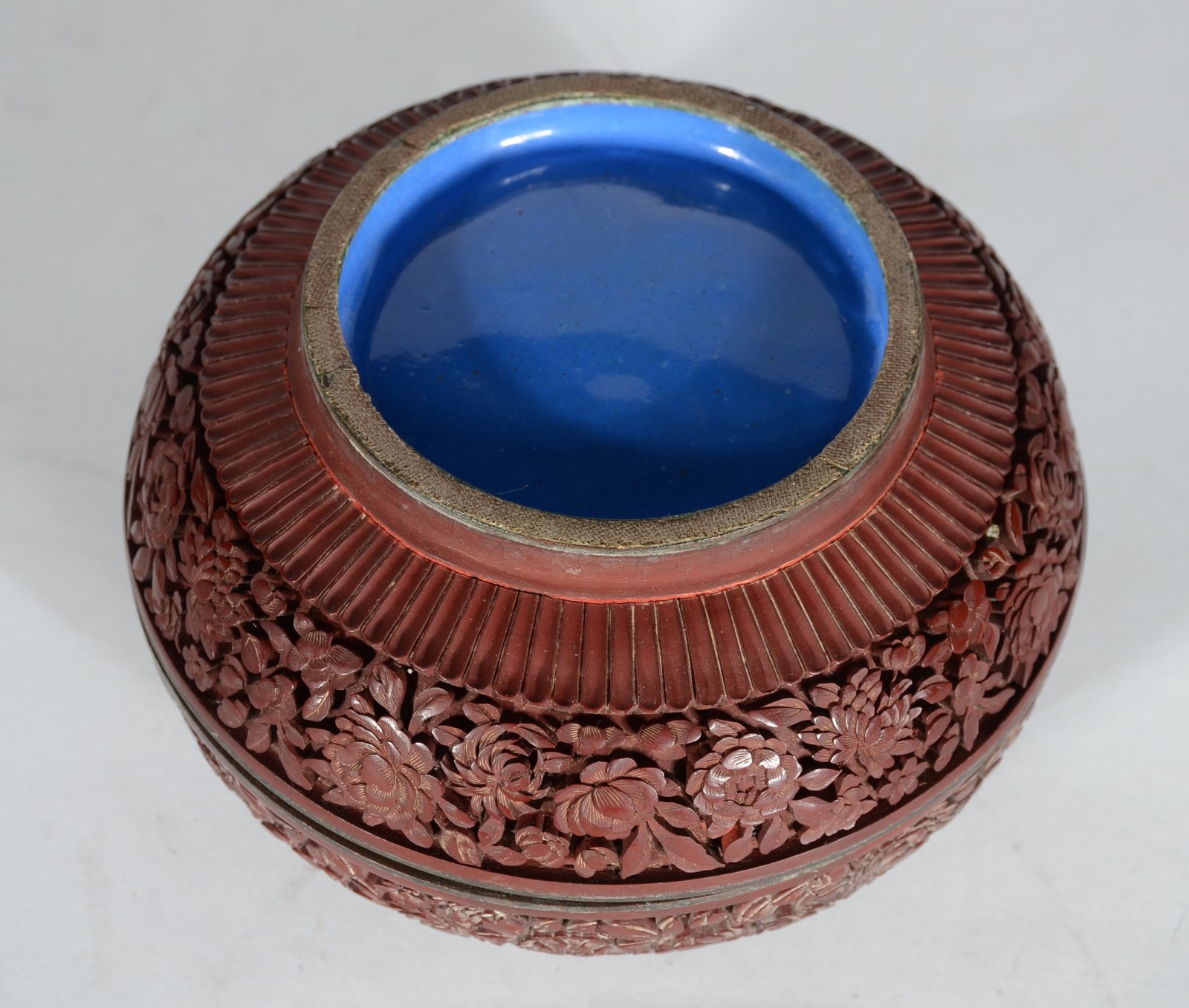 Três peças de lacca chinesa trabalhada em relevo, sendo: par de vasos... - foto 6 de 7