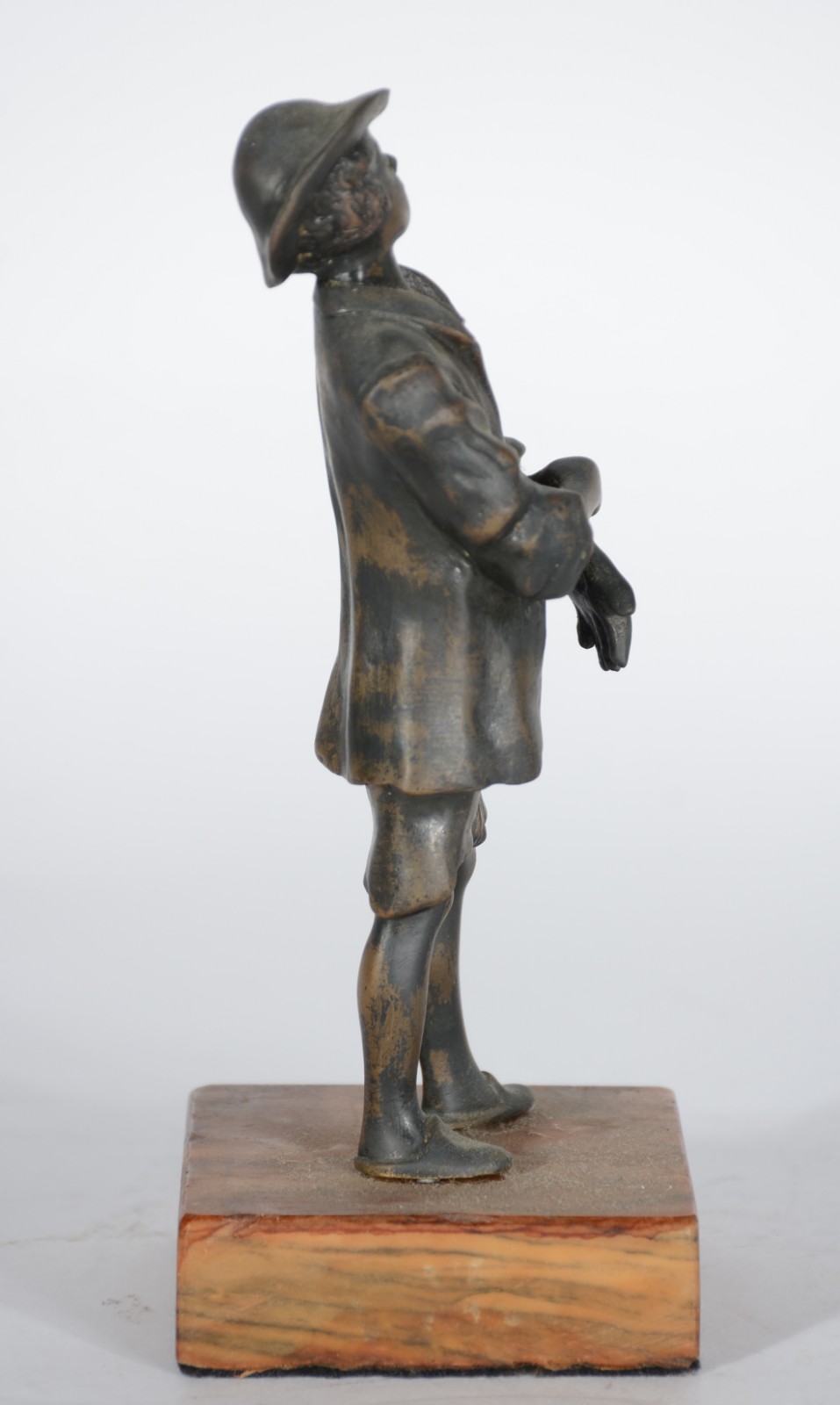 Escultura de bronze representando Menino com luva. Assinada. - foto 3 de 8