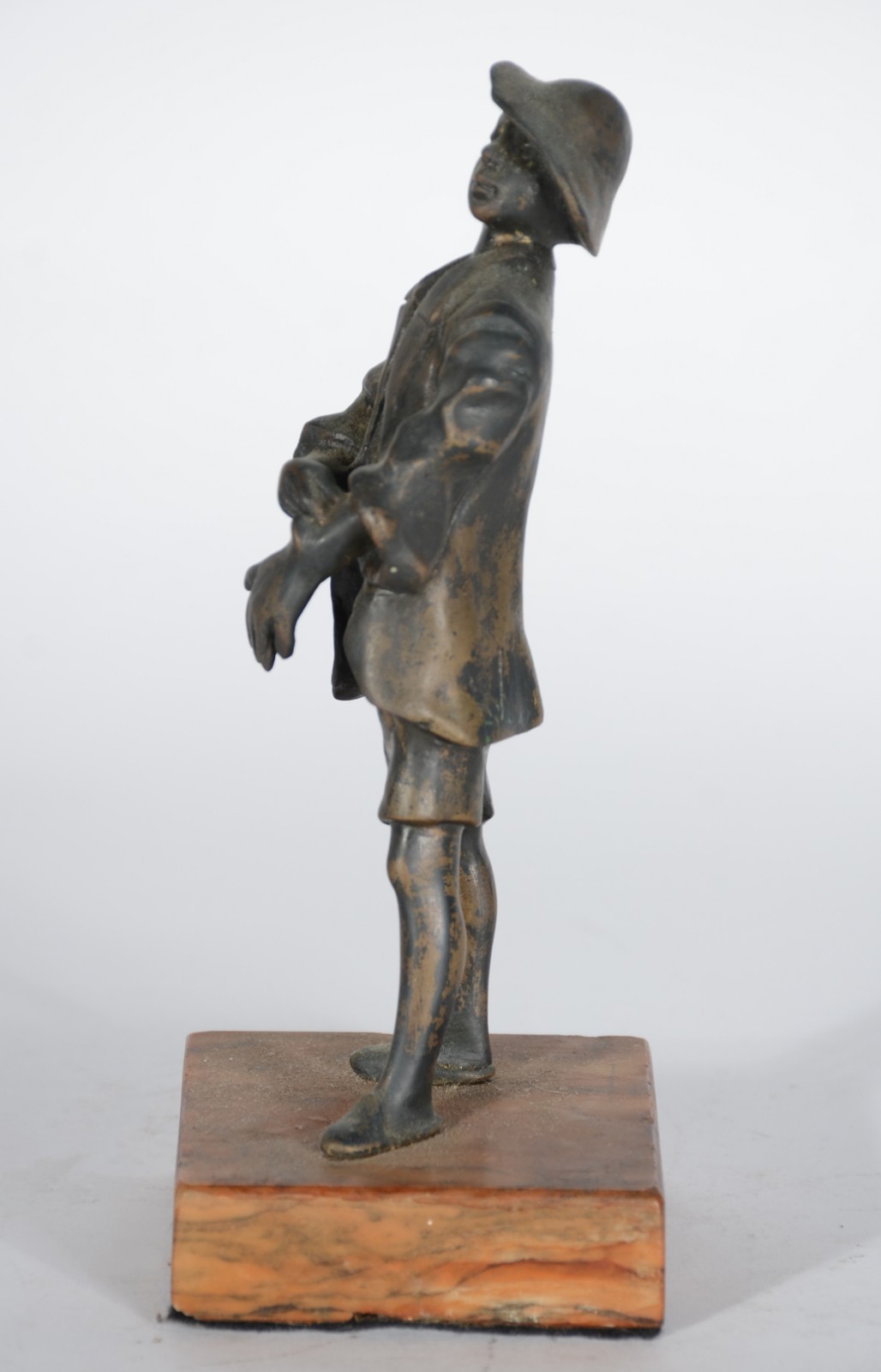 Escultura de bronze representando Menino com luva. Assinada. - foto 4 de 8