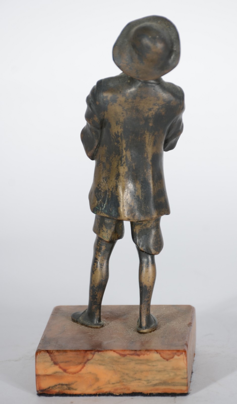 Escultura de bronze representando Menino com luva. Assinada. - foto 5 de 8