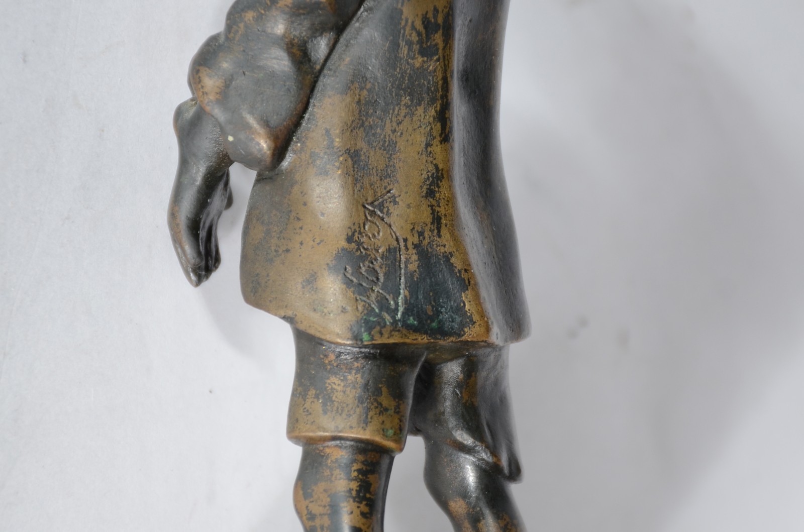 Escultura de bronze representando Menino com luva. Assinada. - foto 7 de 8