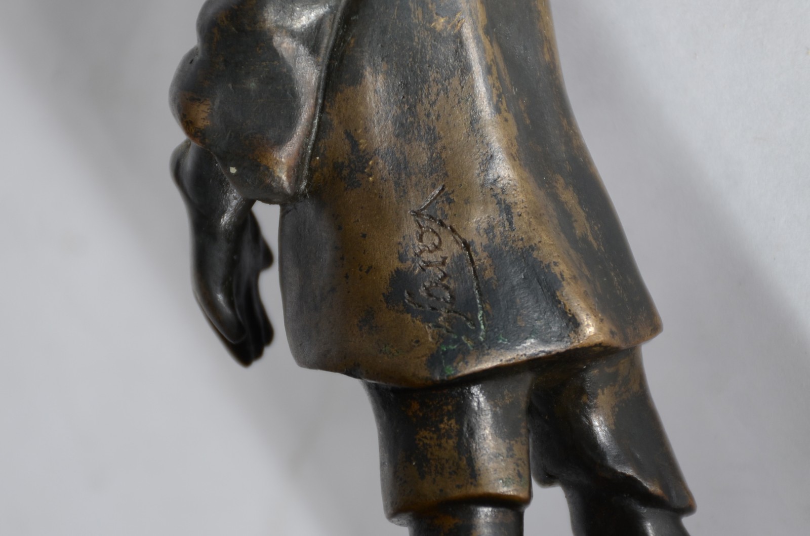 Escultura de bronze representando Menino com luva. Assinada. - foto 8 de 8