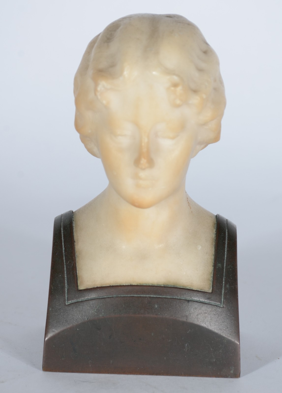 Bela escultura antiga em alabastro, assinada “Luteur”. A base é em... - foto 2 de 8