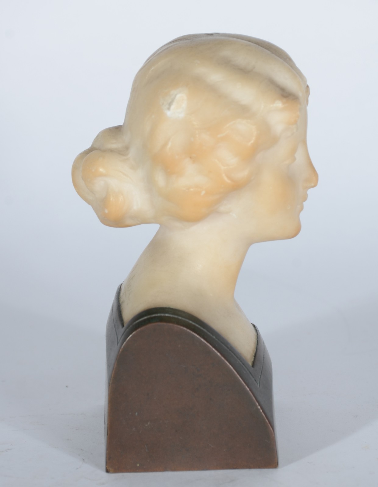 Bela escultura antiga em alabastro, assinada “Luteur”. A base é em... - foto 4 de 8