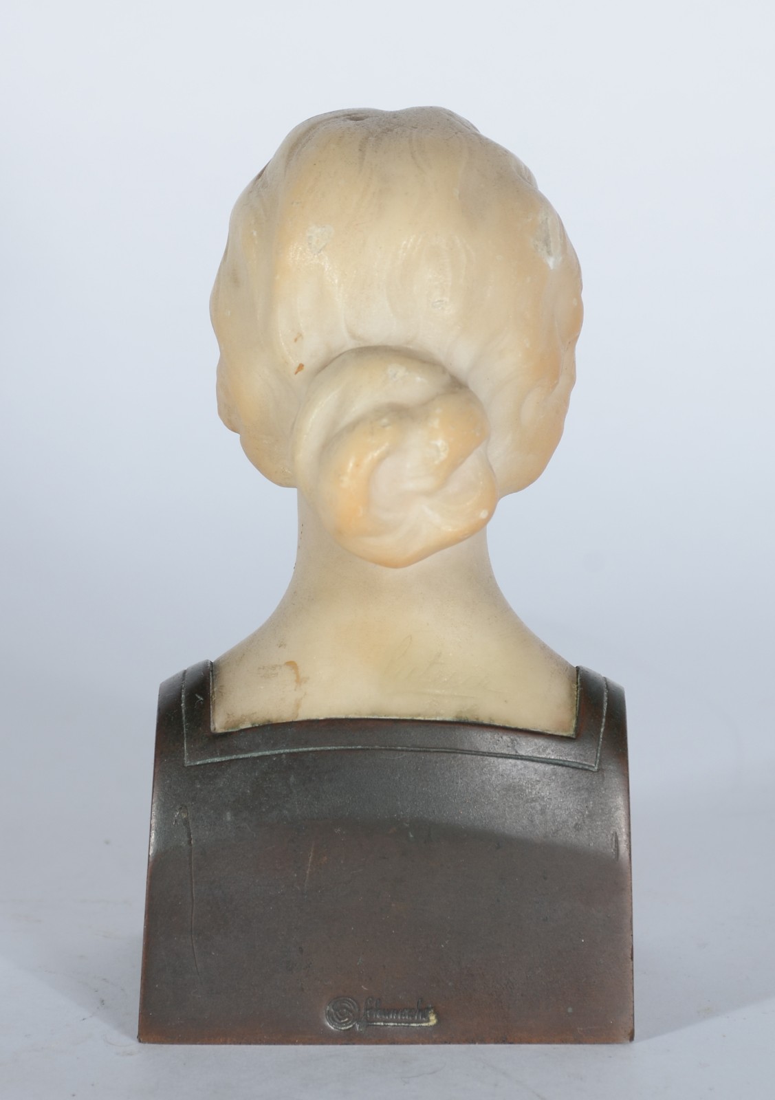 Bela escultura antiga em alabastro, assinada “Luteur”. A base é em... - foto 5 de 8