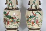 Par de vasos de faiança com craquele oriental c... - Par de vasos de faiança com craquele oriental com guerreiros em policromia. Um deles com restauro.