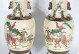 Par de vasos de faiança com craquele oriental c... - Par de vasos de faiança com craquele oriental com guerreiros em policromia. Um deles com restauro.